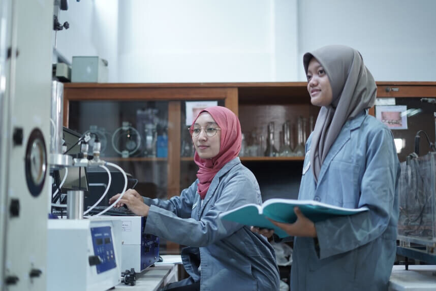 mahasiswa penelitian di laboratorium teknik sipil UB